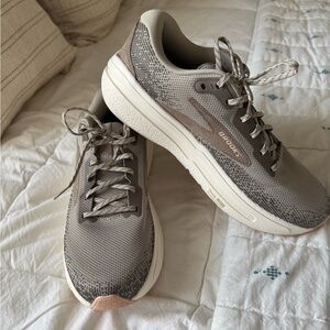 Brooks Men's Running Shoes in Taupe and Cream